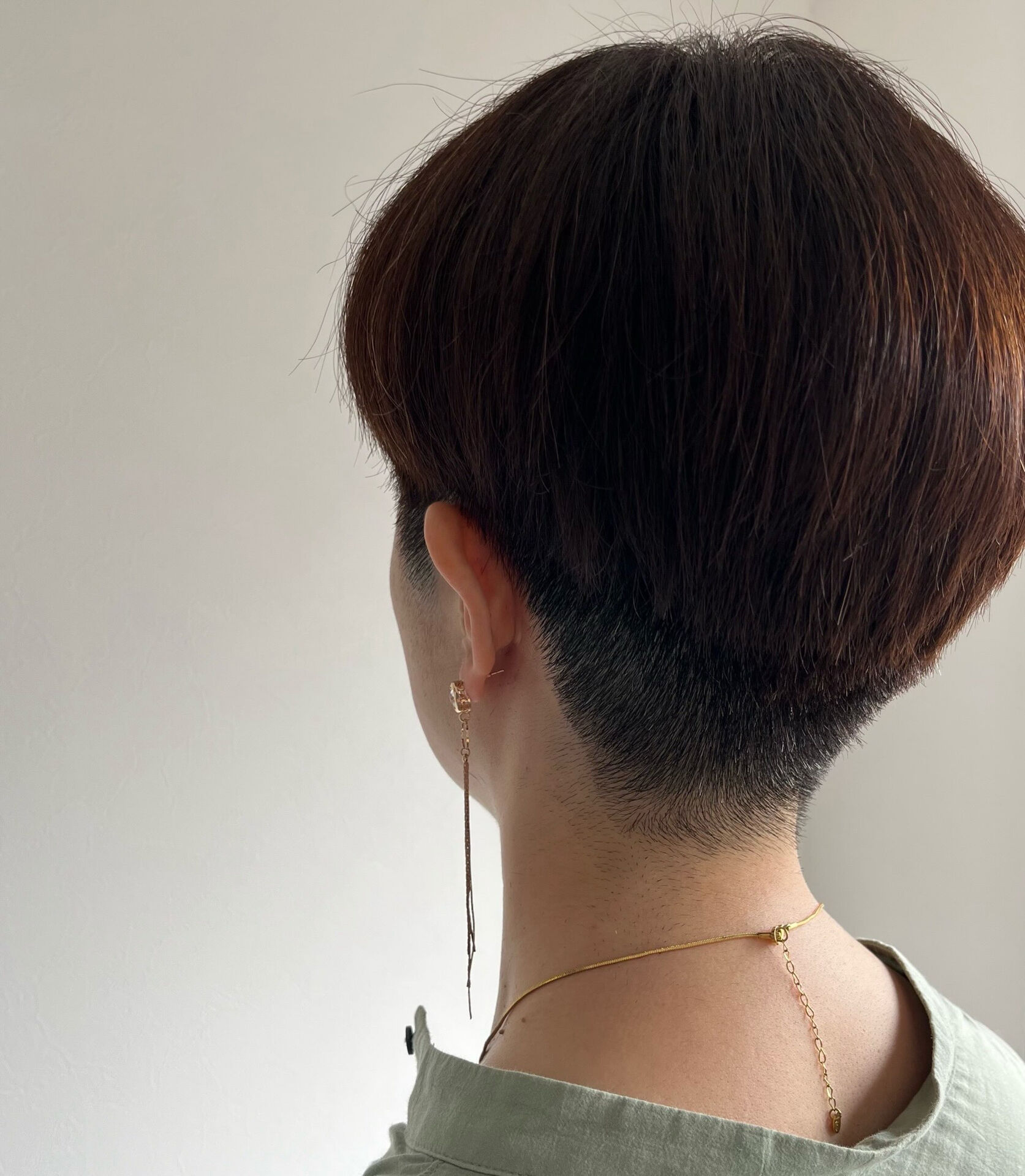 ショートヘアに映える、ひろちゃーむの揺れるピアス✨