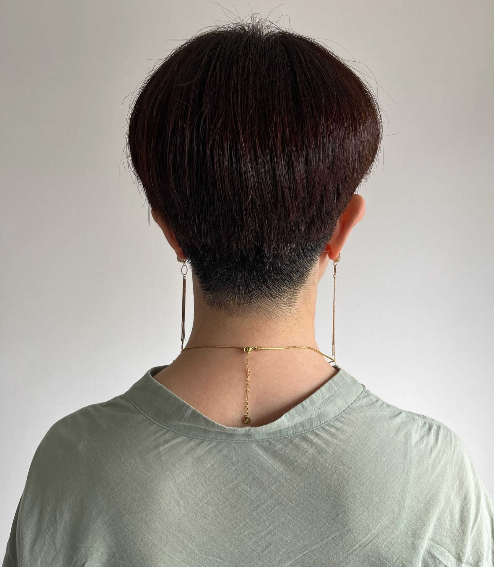 ショートヘアに映える、ひろちゃーむの揺れるピアス✨